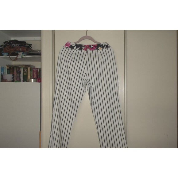 Chico's White w Black Stripes Floral Waist  Stretch Size 0.5  Small Capris Pants - Picture 2 of 7